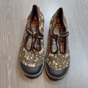 Women's size 10 Rocket Dog Floral buckled shoes